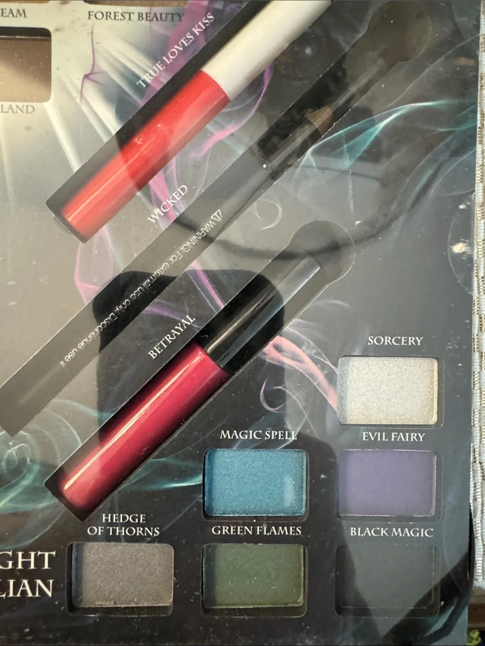 e.l.f. Disney Good vs Evil Beauty Book - sleeping beauty/maleficent